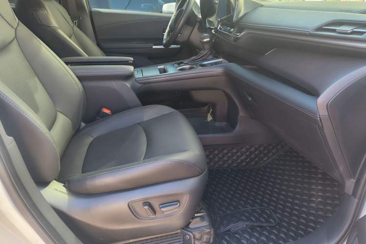 Used Toyota SIENNA 2024 2.5L Hybrid Four-Wheel Drive Prestige Edition Interior 13