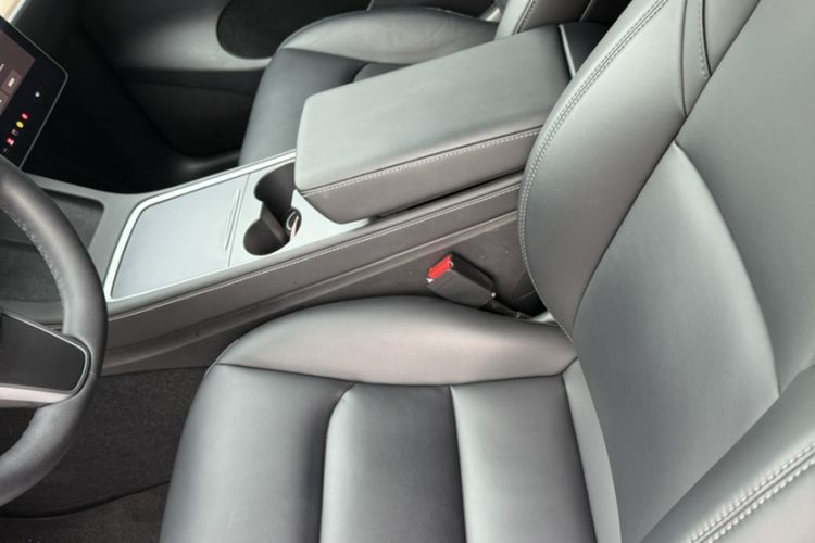 Used Tesla Model Y 2022 Long-Range All-Wheel-Drive Version Interior 9