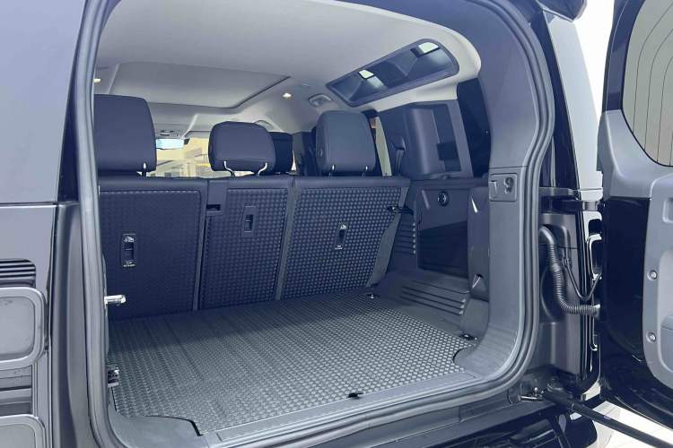 Used Land Rover Defender 2021 110 P400 X-DYNAMIC HSE Interior 8