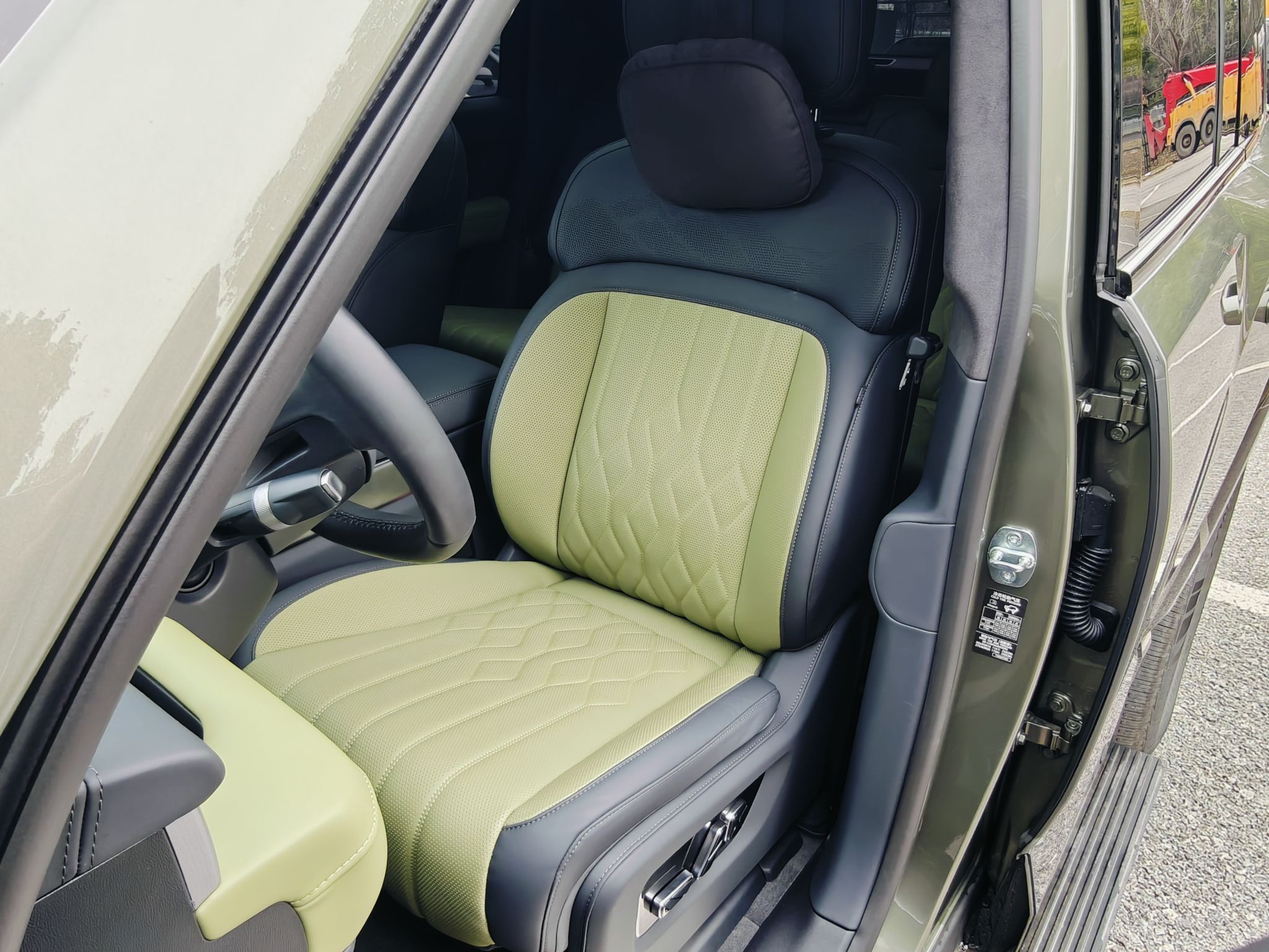 المقاعد الأمامية داخل السيارة