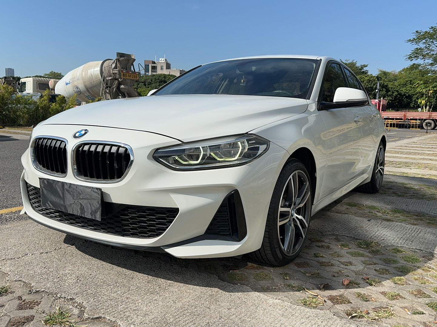 تحت مقدمة السيارة