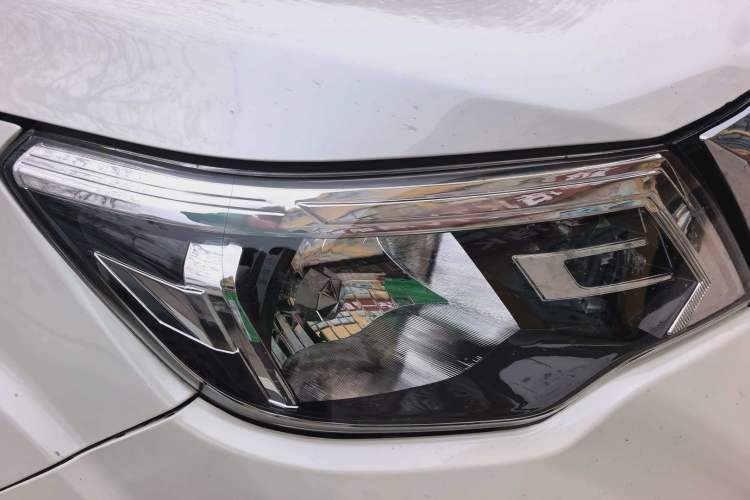 Used Nissan Terra 2018 2.5L Automatic 2WD Luxury Edition Exterior 2