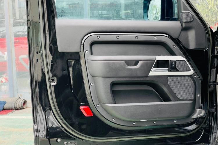 Used Land Rover Defender 2023 Facelift 90 3.0T P400 XS Interior 14