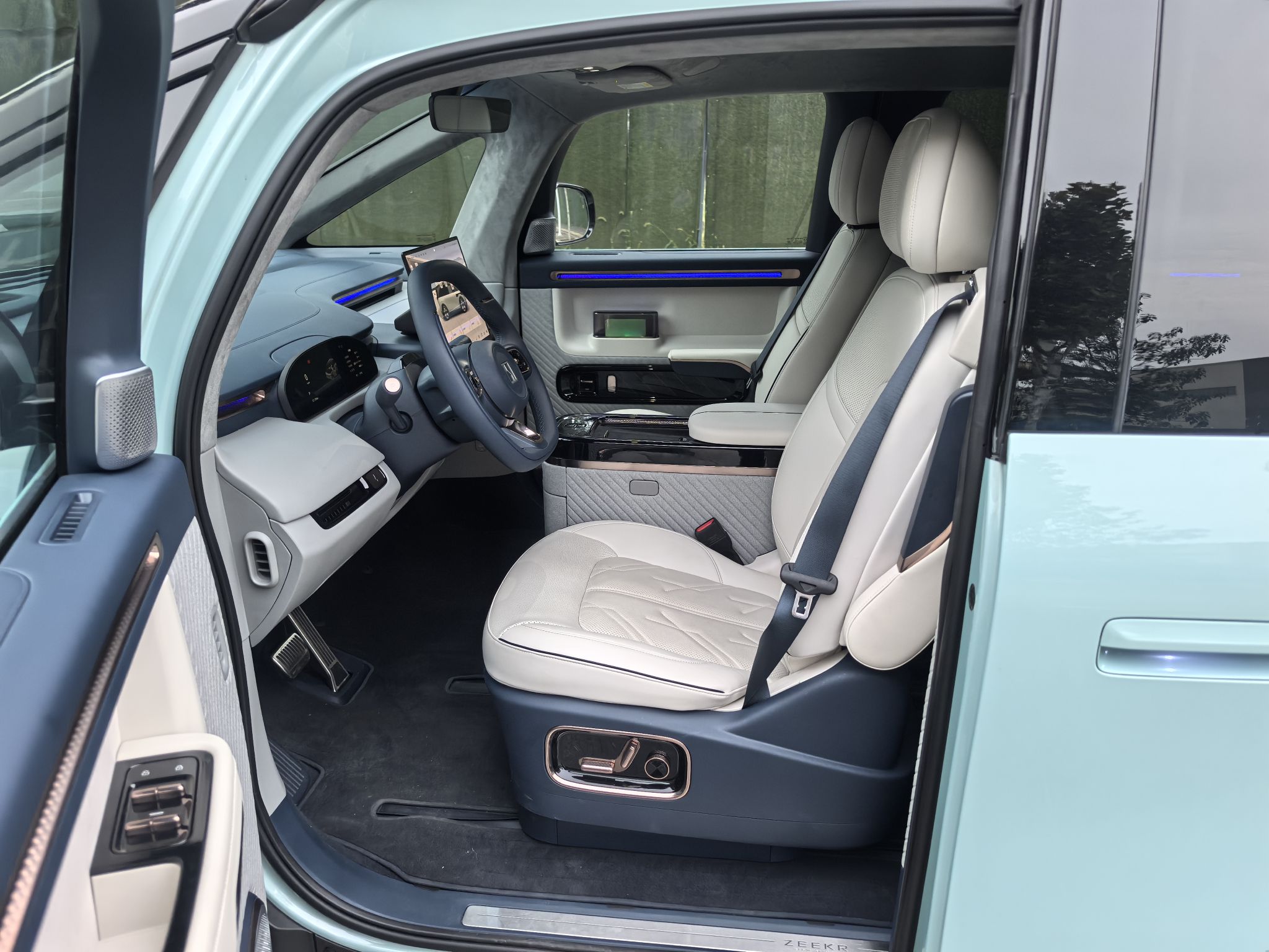 Переднее сиденье в автомобиле