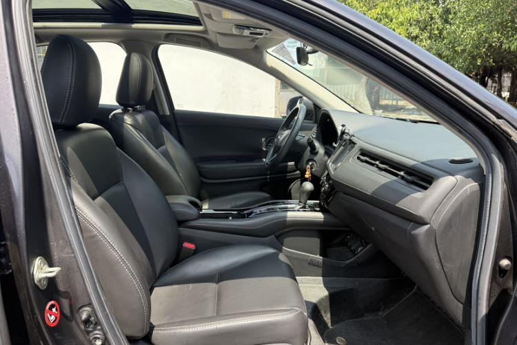 Used Honda Vezel 2020 1.5L CVT Elite Edition Interior 2