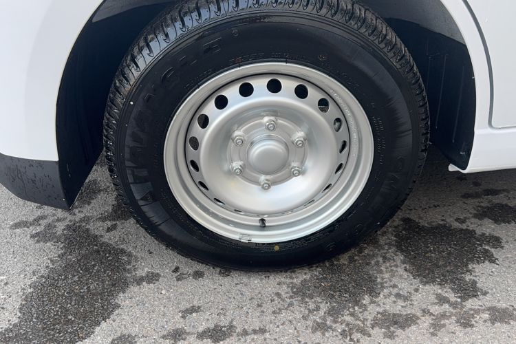 Used Wuling Yangguang 2024 300KM Comfort Version Passenger Van 75kW