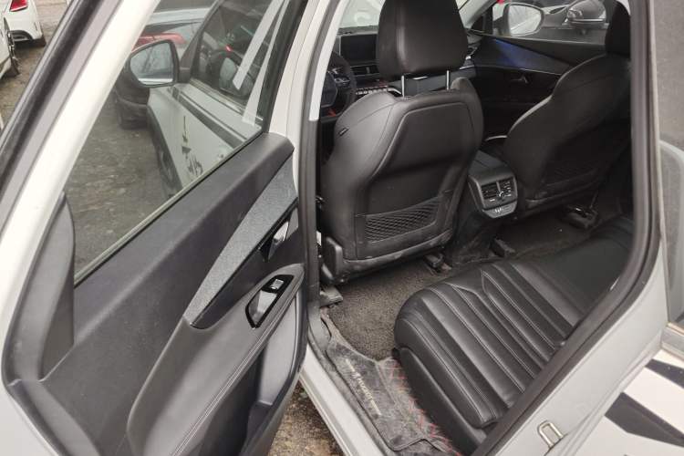 Used Peugeot 5008 2017 380THP 7-Seater Luxury Edition Interior 3