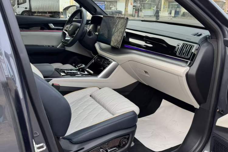 Used BYD Tang New Energy 2022 EV 730KM Luxury Model Interior 7