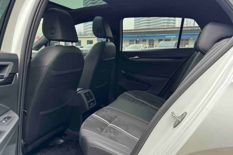 Used Volkswagen Golf 2023 Facelift 280TSI DSG R-Line Lite Interior 6