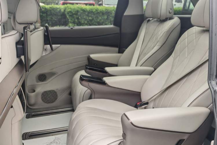 Used Denza D9 2022 DM-i 970 Four-Wheel Drive Prestige Model Interior 4