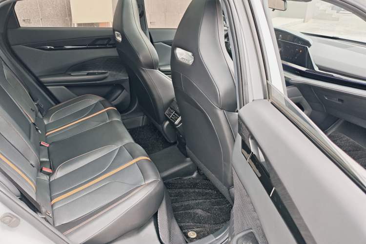 Used CHANGAN UNI-V 2025 1.5T 500Bar Prestige Version
