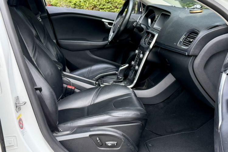 Used Volvo V40 2016 T4 Smart Luxury Edition