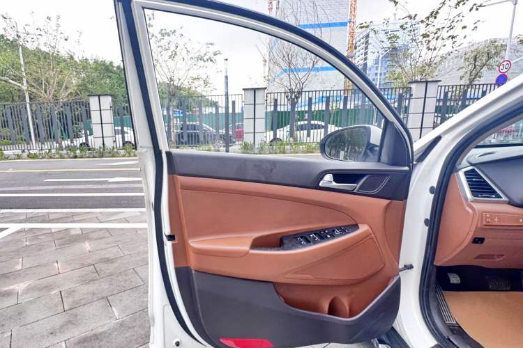 Used Hyundai Tucson 2015 1.6T Dual-Clutch Two-Wheel-Drive Smart Model Interior 10