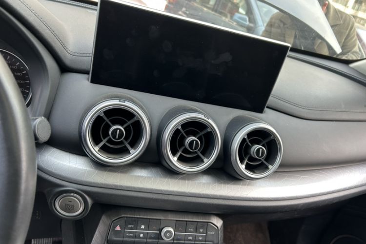 Used Wey VV5 2021 1.5T Two-Wheel Drive Color Pioneer
