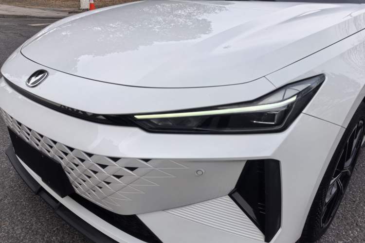 Used Changan UNI-V iDD 2024 Blue Whale Smart Electric iDD 136km ZhiKu Model
