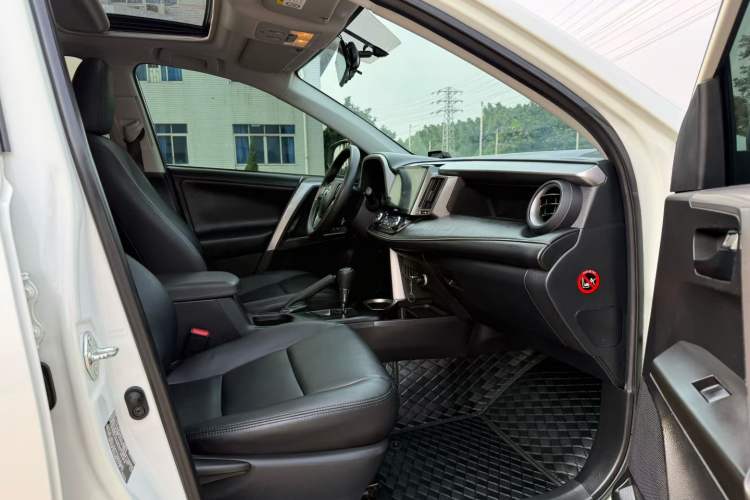 Used Toyota RAV4 2016 2.0L CVT Two-Wheel Drive Fashion Edition China V Standard