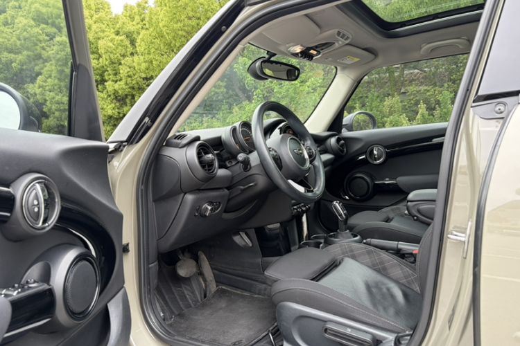 Used MINI 2018 1.5T COOPER Classic Edition Five-Door Version Interior 4