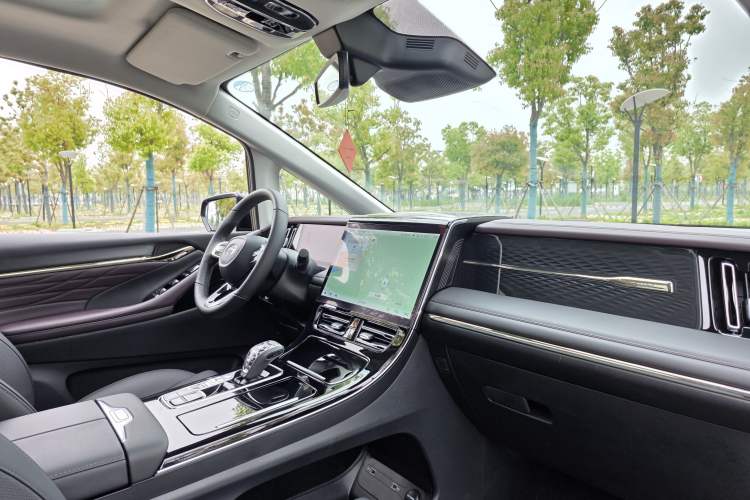 Used GAC Trumpchi M8 2024 Master Series Super Hybrid Edition Interior 9