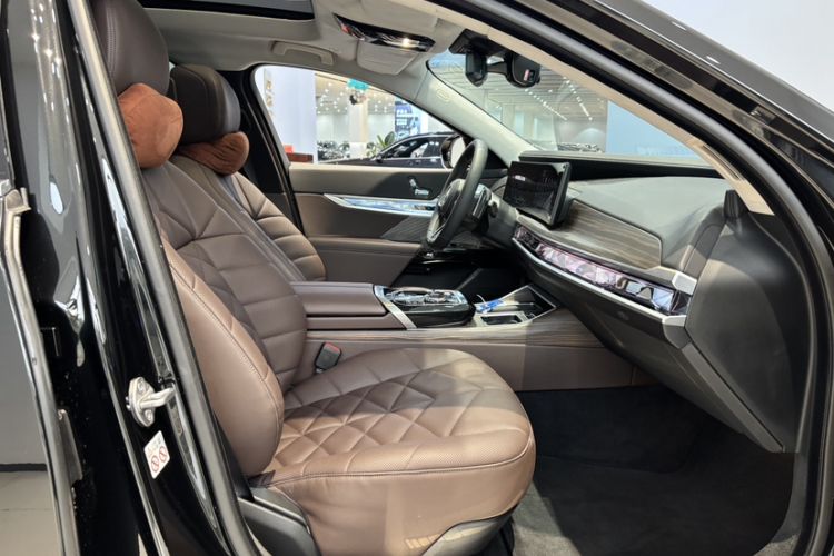 Used BMW 7 Series 2023 735Li M Sport Package Right Front Seat