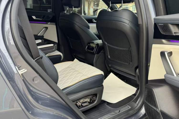 Used BYD Tang New Energy 2022 EV 730KM Luxury Model Interior 5