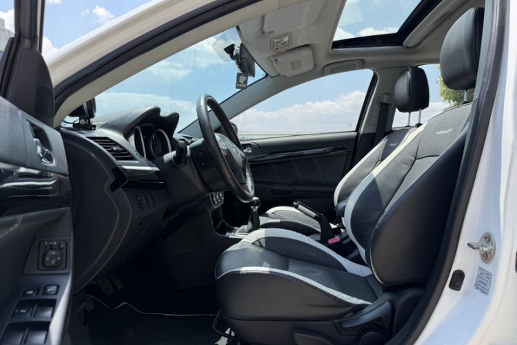 Used Mitsubishi Lancer EX 2016 1.8L Manual Black-and-White Retro Edition Left Front Seat