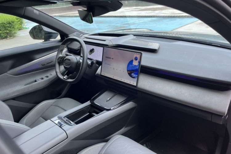 Used Lynk & Co 08 EM-P 2025 220 km All-Wheel-Drive Performance Halo Interior 5