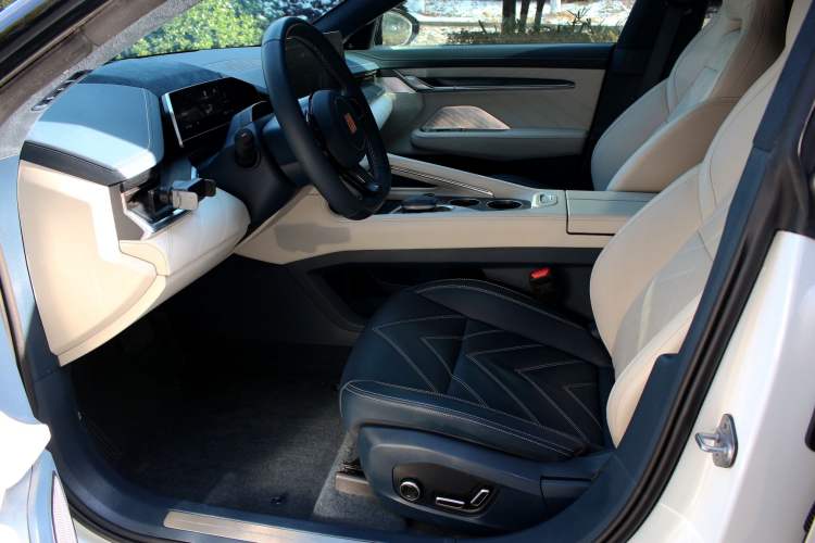 Used Zeekr 001 2022 Ultra-Long Range Dual-Motor YOU Version Interior 1