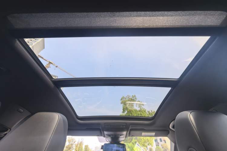 Used Volkswagen T-ROC 2023 300TSI DSG Two-Wheel-Drive Chen Guang Edition
