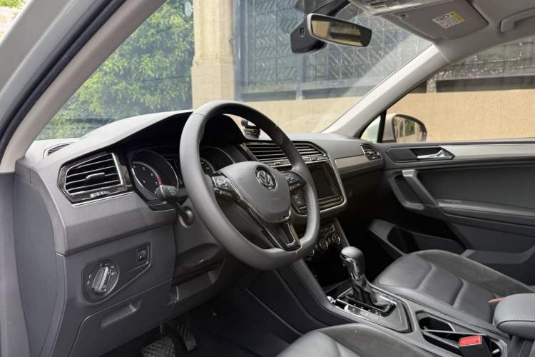 Used Volkswagen Tiguan L 2019 330TSI Automatic Two-Wheel Drive Smart Luxury Version China VI Standard
