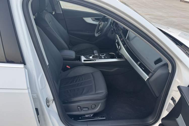 Used Audi A4L 2019 40 TFSI Fashion Edition China VI Emission Standard Interior 4