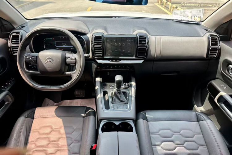 Used Citroen C5 AIRCROSS 2017 350THP Luxury Model Interior 1