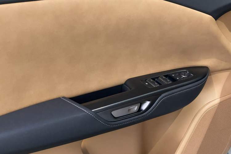 Used Lexus RZ 2023 450e All-Wheel Drive Luxury Edition Interior 10