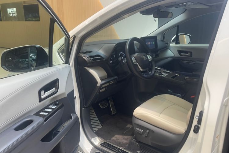 Used Toyota Sienna 2023 2.5L Hybrid Comfort Edition
