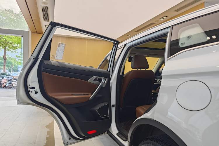 Used Geely Auto Emgrand X7 Sport 2018 1.8TD Automatic Two-Wheel Drive ZhiZun Model with 4G Connectivity
