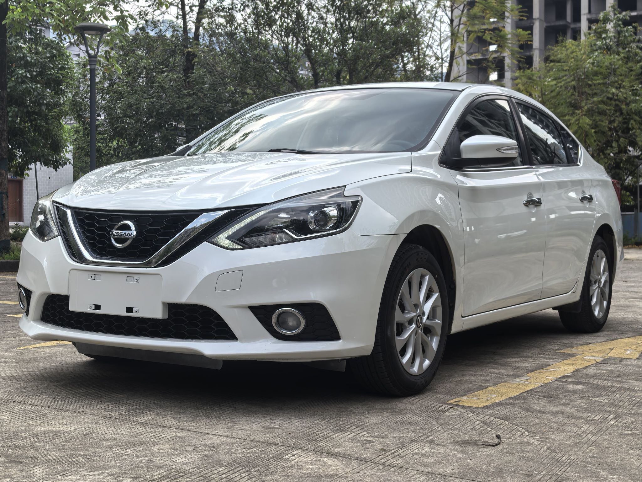 Под передней частью автомобиля