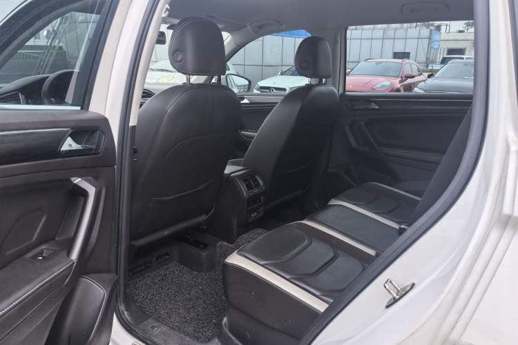 Used Volkswagen Tiguan L 2017 330TSI Automatic Two-Wheel Drive Comfort Edition Interior 5