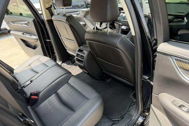 Used Cadillac XT5 2018 25T Luxury Model Interior 12