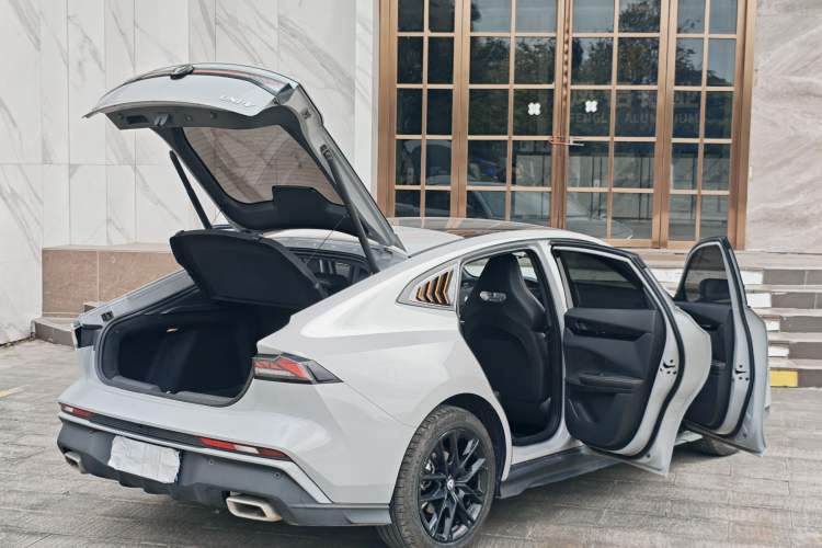 Used CHANGAN UNI-V 2025 1.5T 500Bar Prestige Version
