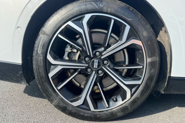 Used Geely Galaxy E8 2025 700 km Long-Range Intelligent Driving Version Interior 2