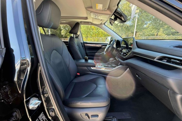 Used Toyota Highlander 2024 2.5L Smart Electric Hybrid Dual-Engine Four-Wheel Drive Prestige Version – 7 Seats Interior 6