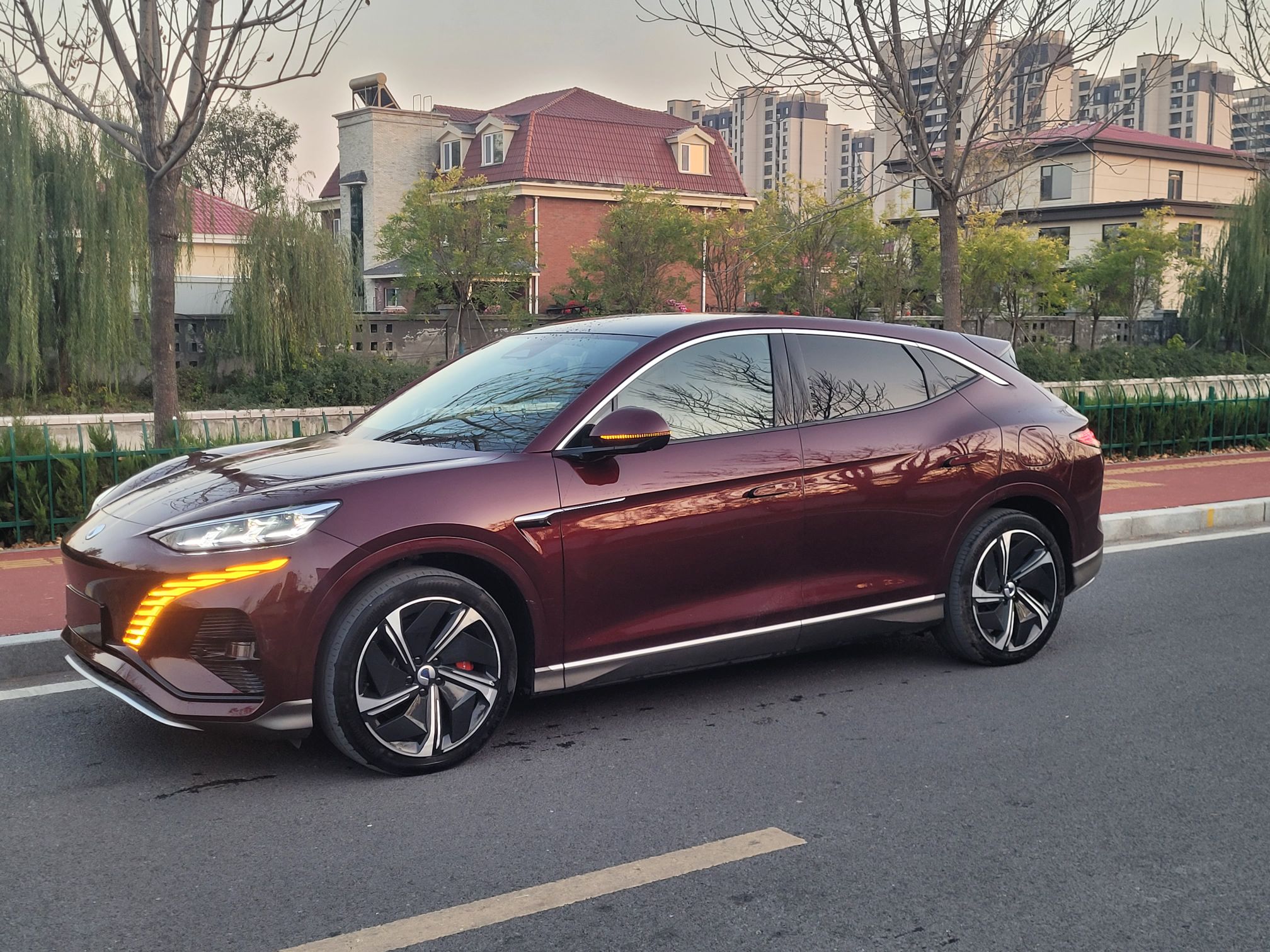 Под передней частью автомобиля