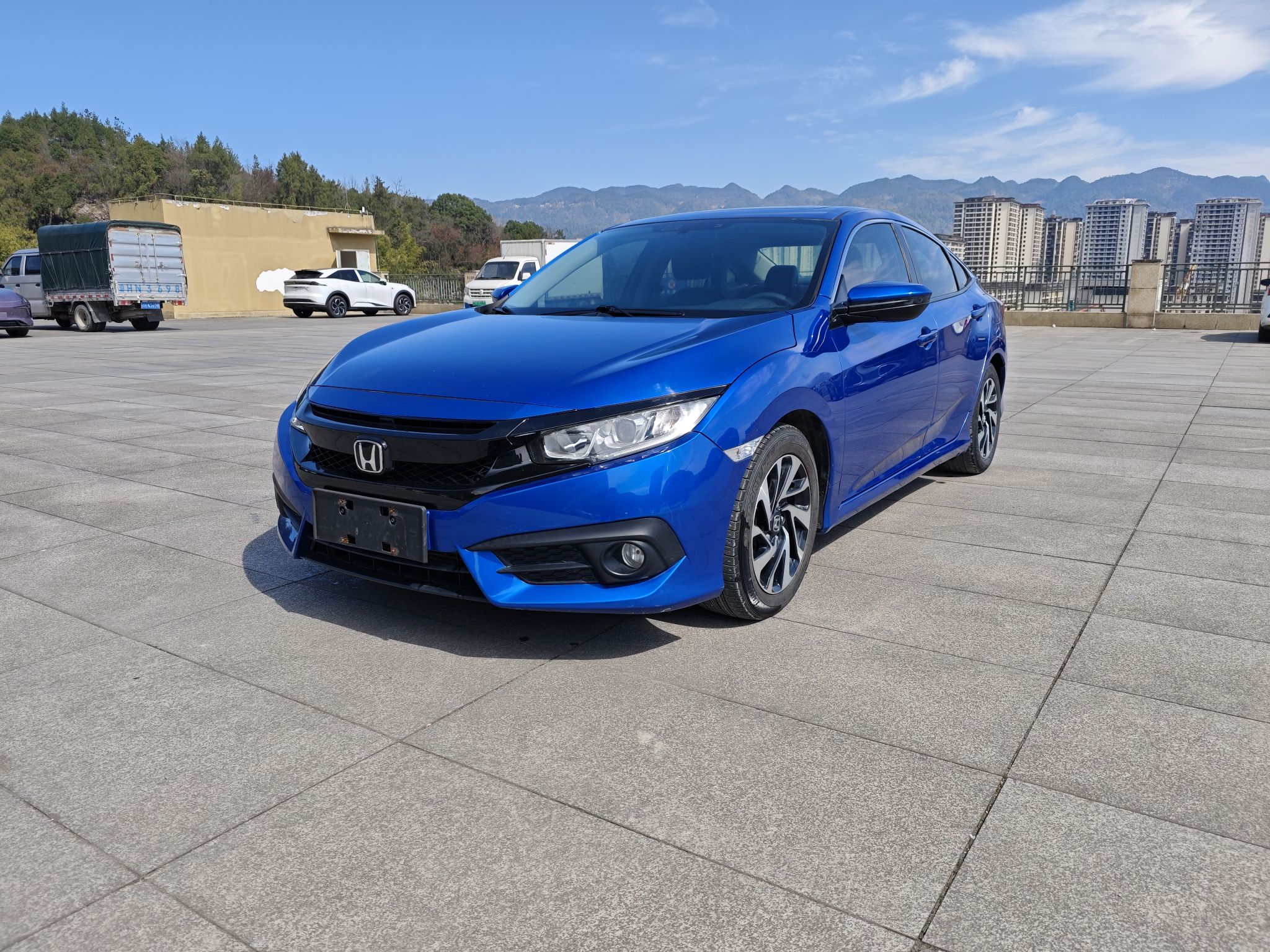 Под передней частью автомобиля