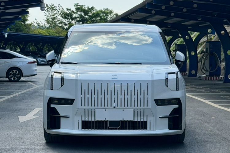 Used Zeekr 009 2022 WE Edition Exterior 8