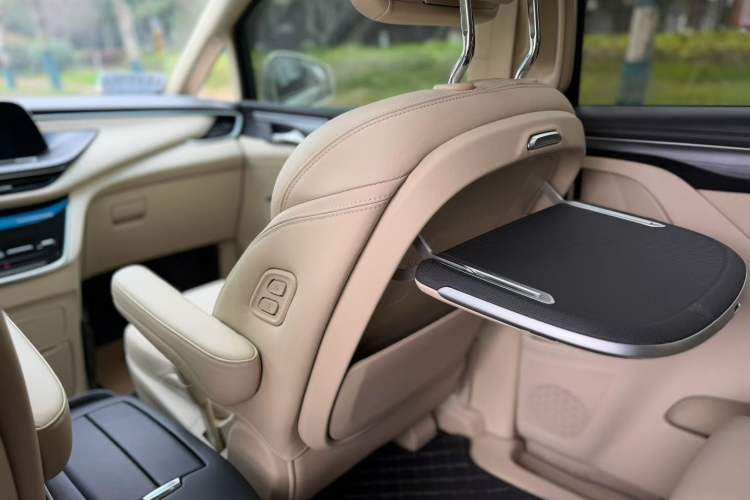 Used Buick GL8 2022 ES Landtrek 653T Luxury Edition