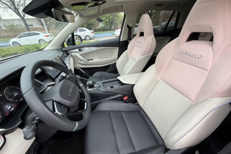 Used Lynk & Co 06 2021 1.5T Shero Pink Special Edition Interior 4