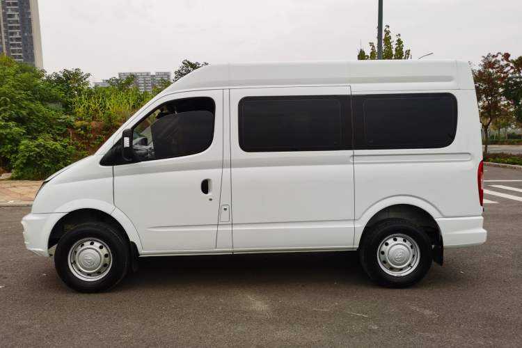 Used SAIC MAXUS Xintu V80 2023 2.0T Manual Classic Aoyuntong Short Wheelbase Mid-Roof 7/8/9-Seater