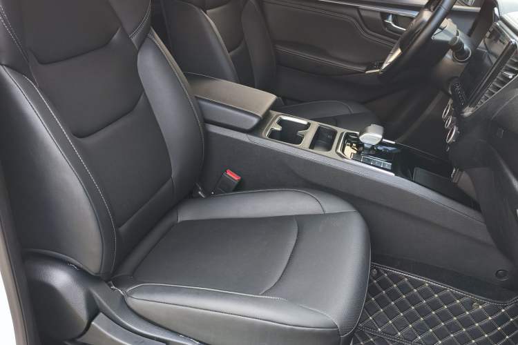 Used Isuzu D-MAX 2023 2.5T Automatic Two-Wheel Drive Diesel Standard Wheelbase Lingdong Edition