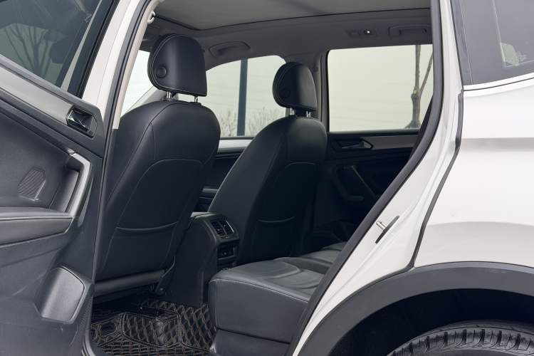 Used Volkswagen Tiguan L 2019 Updated Version 330TSI Automatic Two-Wheel Drive Panoramic Comfort Edition China VI Standard Interior 3