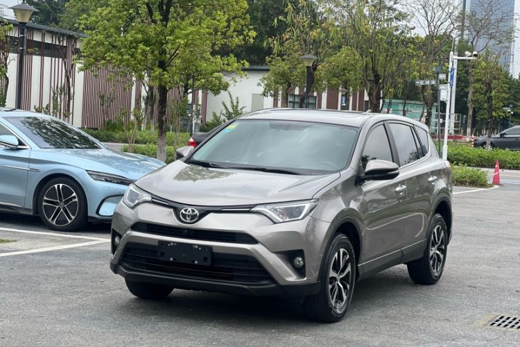 Used Toyota RAV4 2019 2.0L CVT Two-Wheel Drive Luxury Version China VI Standard
