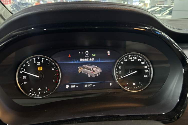 Used Buick GL8 2021 Land Cruiser Executive 652T Premium Model Odometer Close Up